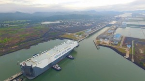12-09-2016-el-mayor-car-carrier-del-mundo-surca-el-nuevo-canal-de-panama