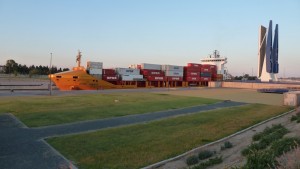 29-03-2017 El puerto de Sevilla incorpora una nueva línea de contenedores que une la península con Reino Unido