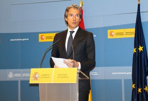 05-04-2017 Fomento se aprieta el cinturón y compromete 8.968 millones de euros de inversión para 2017