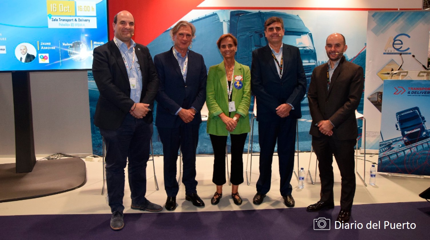 De izquierda a derecha: Miguel Jiménez, director de Diario del Puerto; Jesús Cuellar, presidente de Foro MADCargo; Nuria Lacaci, secretaria general de ACE; Tomás Vázquez, jefe de la División de Desarrollo de Carga Aérea de AENA; y Jaume Adrover, responsable de la Comisión de Carga Aérea de BCL. Foto M.C.
