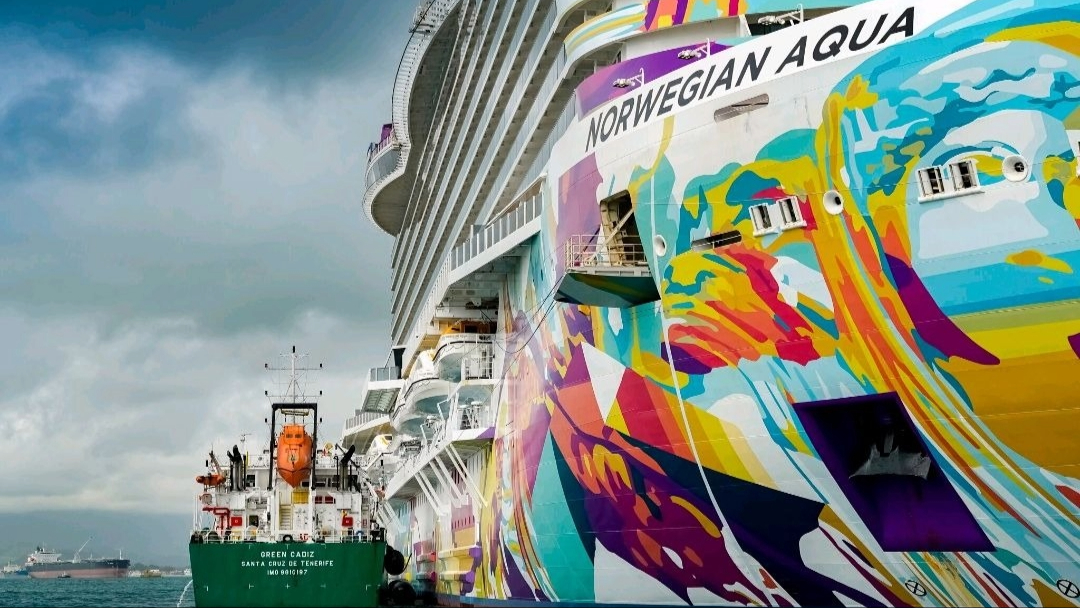 Operación de repostaje de combustible al crucero 'Norwegian Aqua' | Repsol